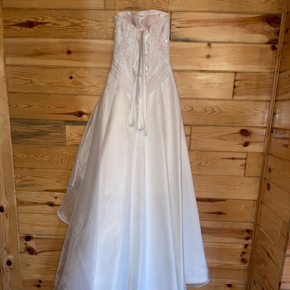 Stunning Maggie Sottero wedding dress. Worn once.Excellent condition. - Picture 5 of 8